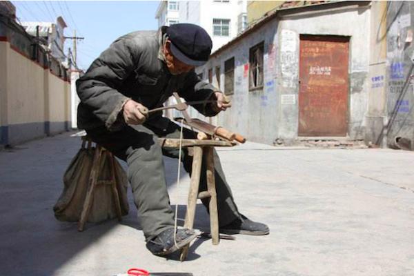 农村街上的老手艺，“骑着它不走，走着不能骑”，磨剪子戗菜刀