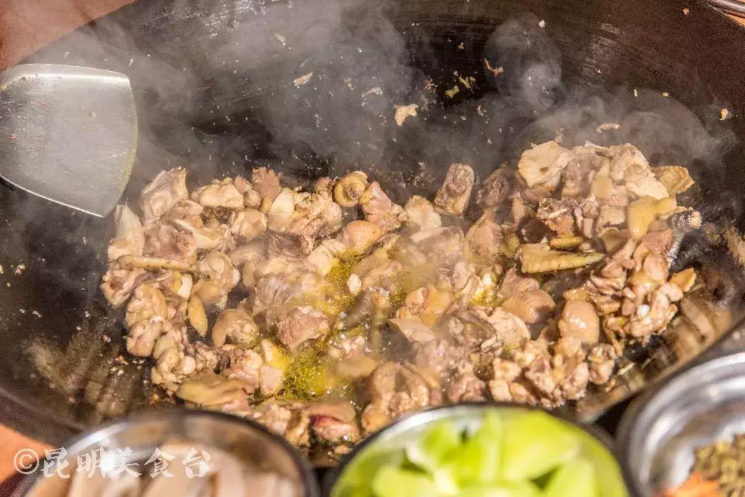 藏在昆明老厂房里的柴火鸡，一款酱料价值百万，连续排队5年