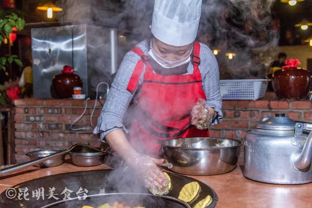 藏在昆明老厂房里的柴火鸡，一款酱料价值百万，连续排队5年