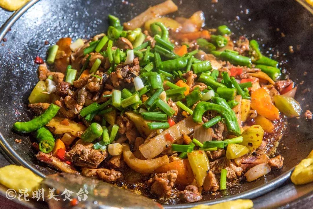 藏在昆明老厂房里的柴火鸡，一款酱料价值百万，连续排队5年