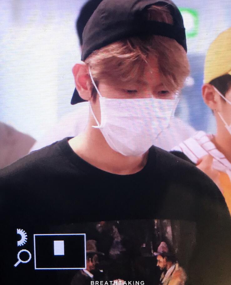 边伯贤exo的队服数字是多少,exo演唱会边伯贤红西装