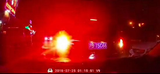 男子酒后站台寻衅滋事被暴打,男子酒后倒车打砸挡路者