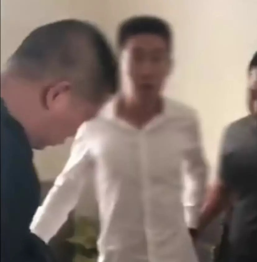 男子花12000元买包烟直接惊动民警,男子下决心花一千元