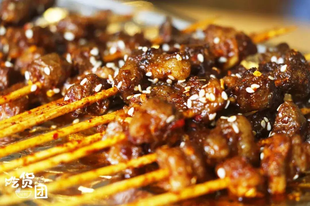 一到晚上就火爆的烧烤店,新发现一家超火爆的烧烤店