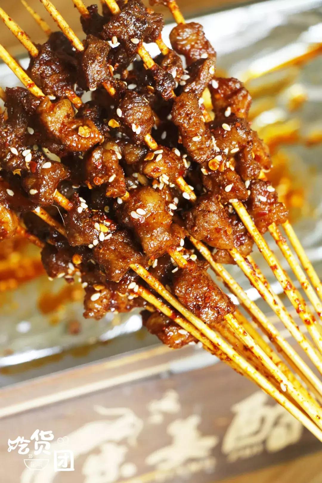 一到晚上就火爆的烧烤店,新发现一家超火爆的烧烤店