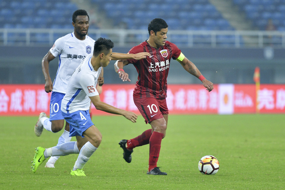 转投别家？胡尔克穿着小黑鞋亮相中超赛场