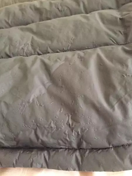 这解释我也是服了！CK干洗后泛红洗衣郎客服称“洗太干净洗出了三原色”