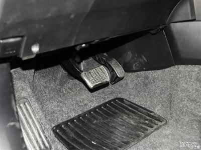 高速上油门卡死怎么解决,开车遇到油门卡死原因