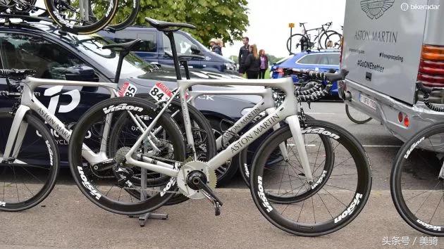 器材盛宴环英国上的车手战车