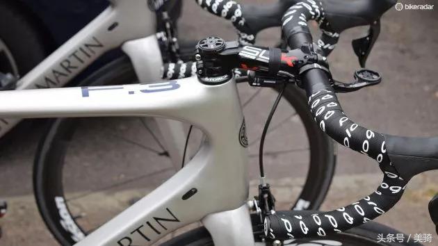 器材盛宴环英国上的车手战车