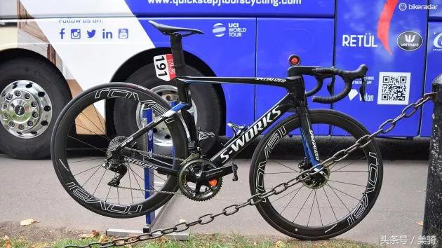 器材盛宴环英国上的车手战车