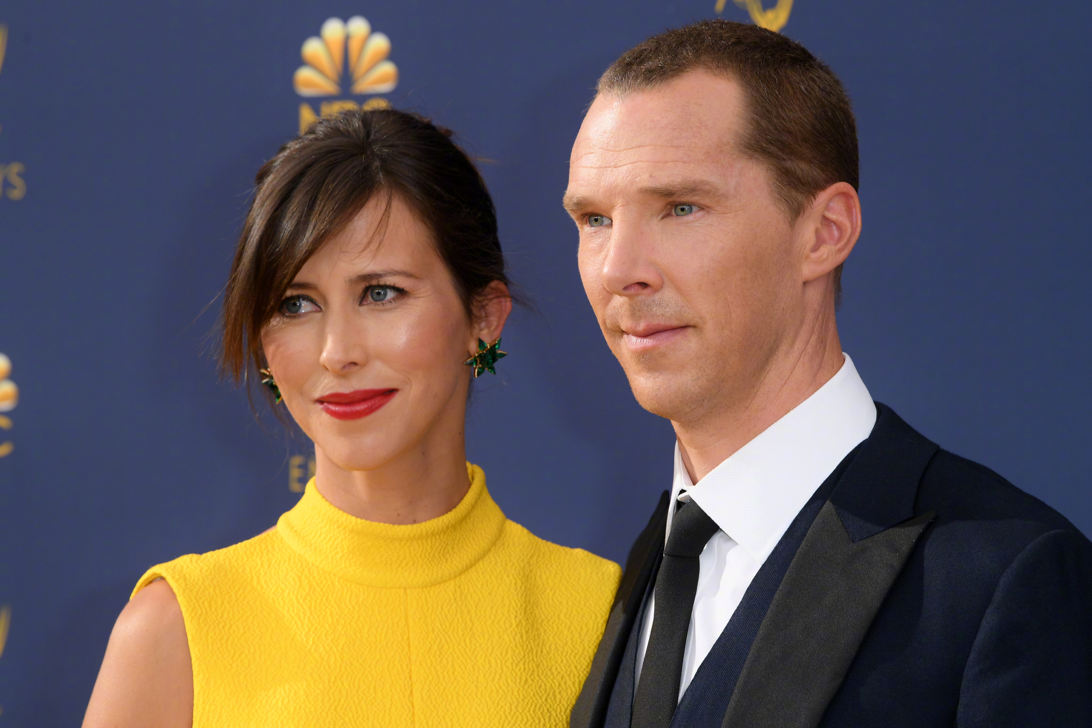 艾美奖红毯夫妻撒糖,短寸“卷福”被摸头,贾斯汀为爱妻助威