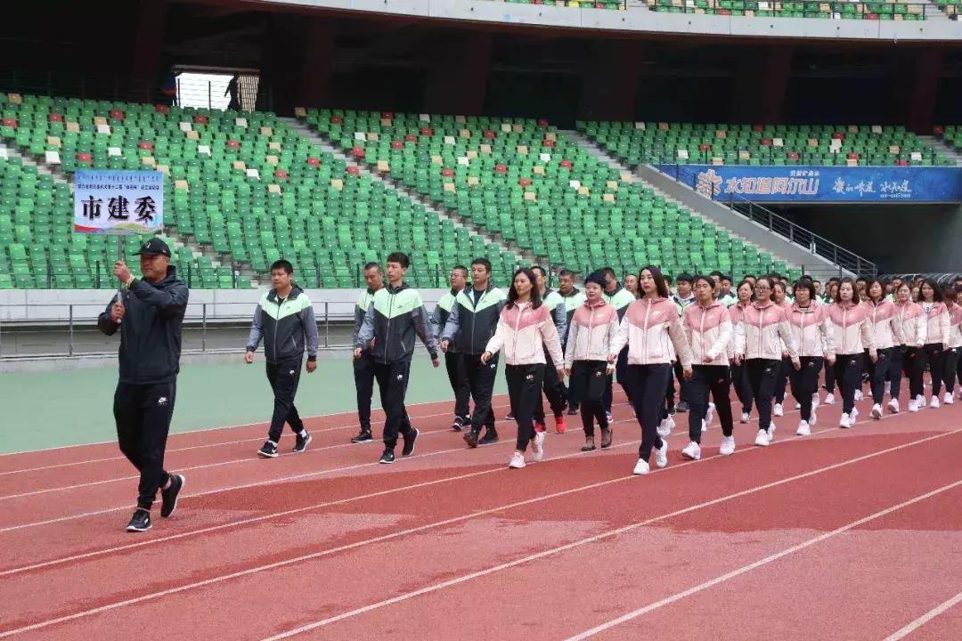 别Young激情，花Young来袭！今天市直机关职工运动会开幕，现场很燃～