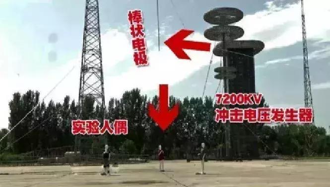 打雷玩手机导电吗,打雷时能玩手机吗室内