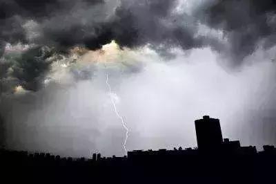 打雷天车里玩手机,打雷时能玩手机吗室内