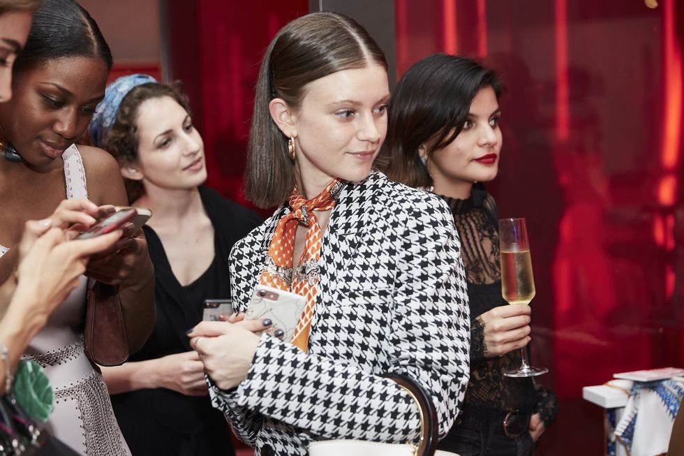 Hermès丝巾为何让全世界女人都着迷？爱马仕丝巾俱乐部给你解答