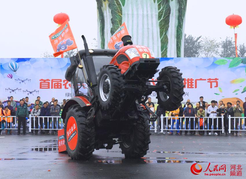 河北邯郸：智慧农机跳起舞喜迎首届丰收节