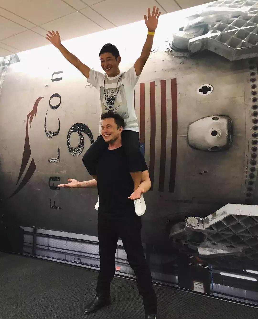 土豪界的泥石流，他花17亿成世界首位坐私人火箭环游月球的人……