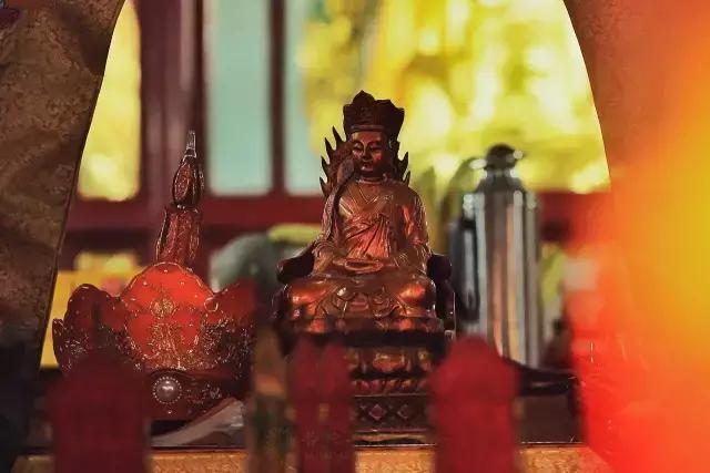 佛弟子觐见其他宗教要叩拜吗,佛弟子见到自己的师父如何行礼