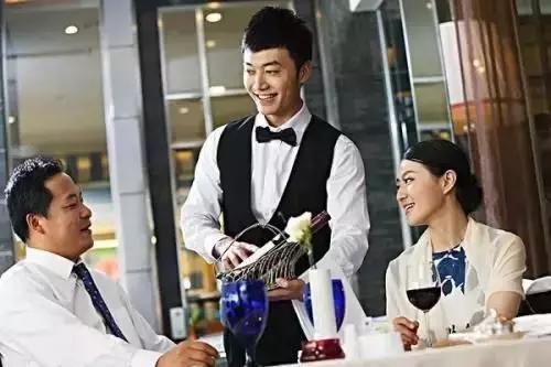 餐饮员工上班玩手机怎么去说,餐饮行业上班收手机正常吗