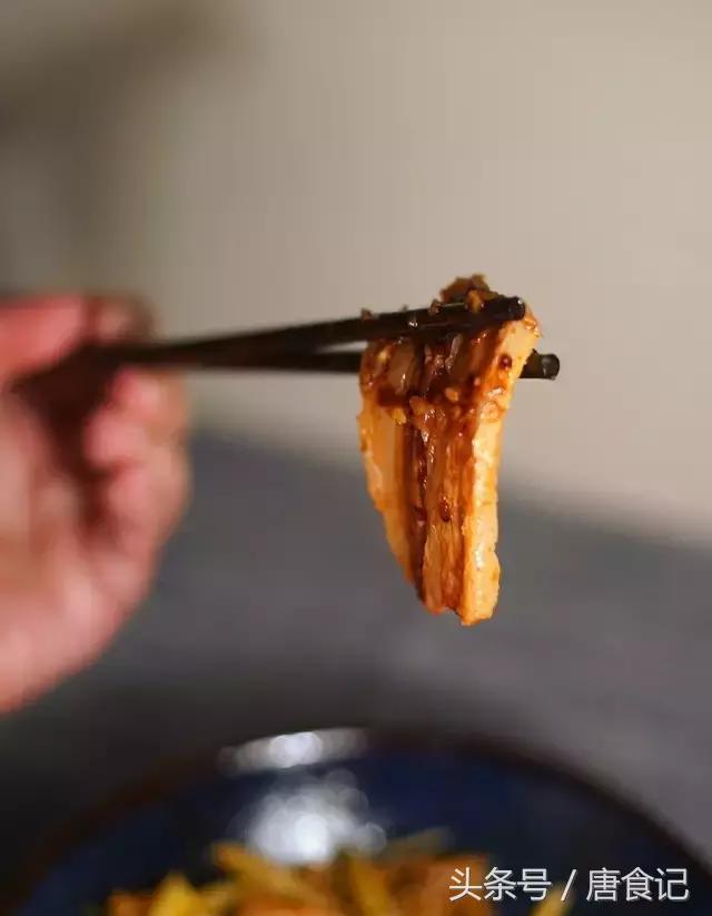 蒜泥小黑猪｜来来来，张嘴~先吃一口再喝……