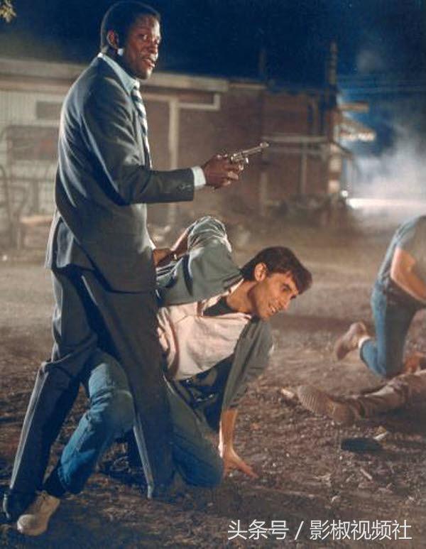 电影《炎热的夜晚》第一个黑人奥斯卡影帝果然牛逼！