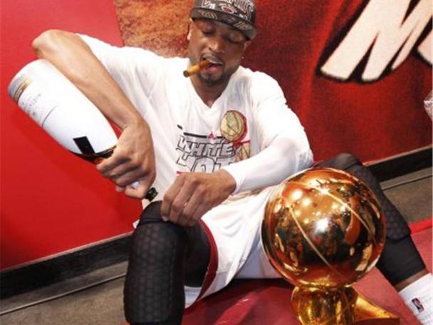 现役NBA谁抽雪茄最帅气?韦德库里领衔,闪电侠感动无数人!