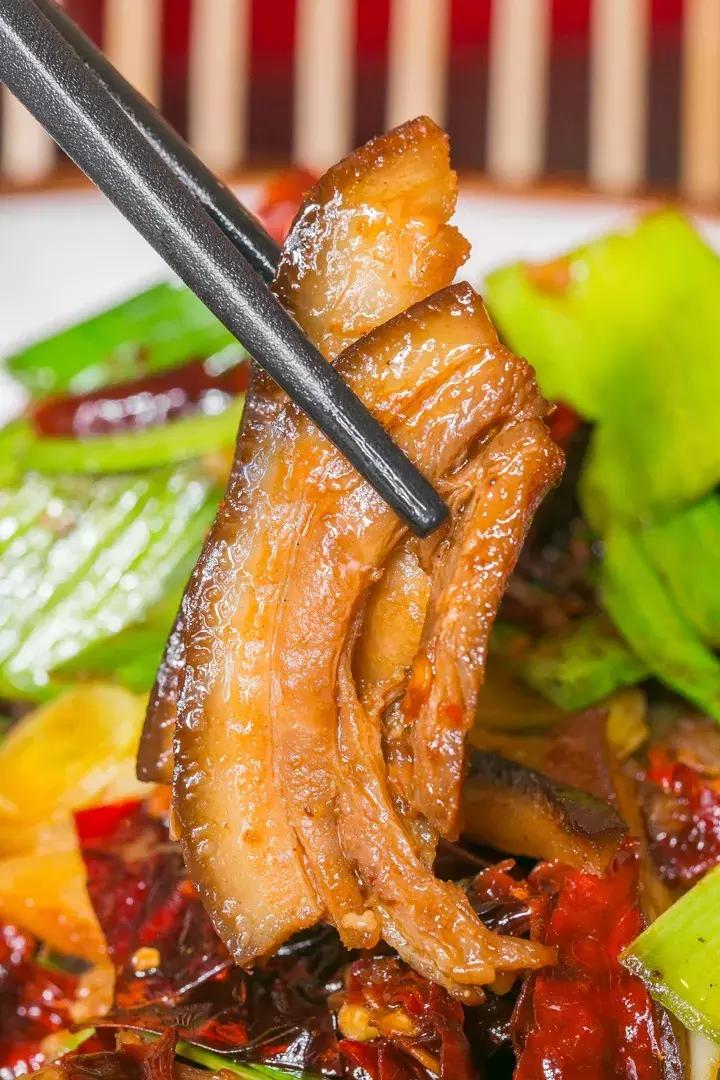 6.8折！陆家嘴惊现1家“网黄餐厅”，人均40+吃哭老板！