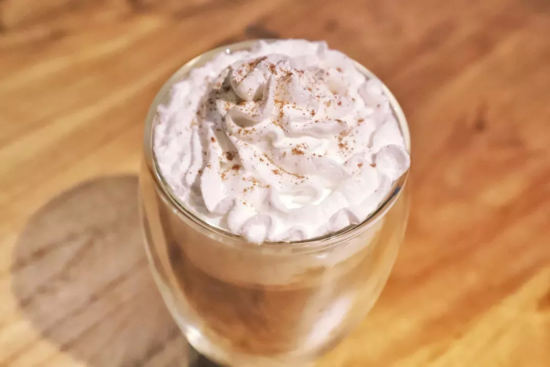 在漫猫喝咖啡，那种无忧的心情，仿佛随着维也纳音符飘到云间……