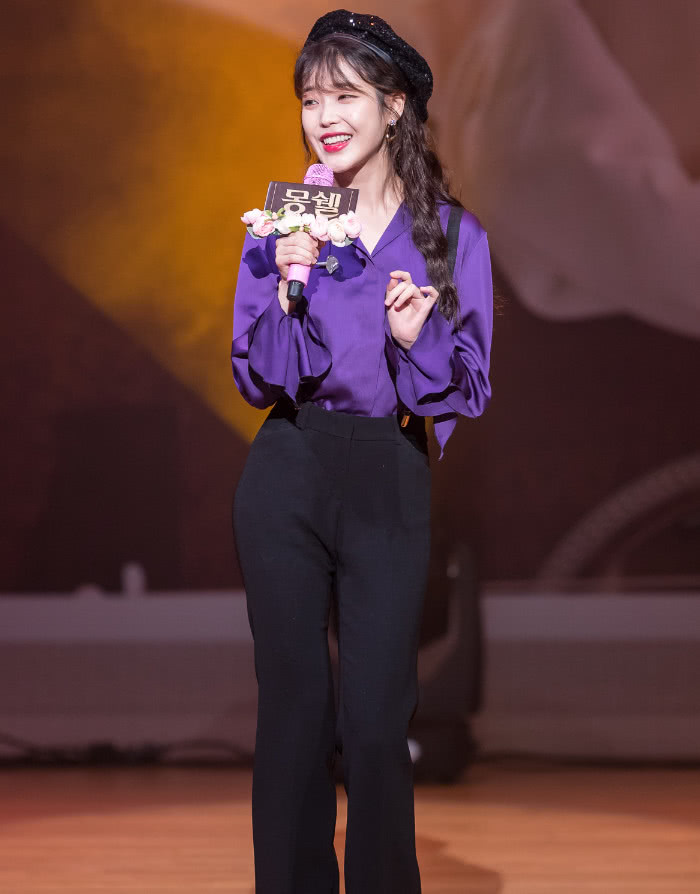 李知恩的腿穿平底鞋,李知恩穿长裤子