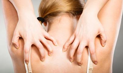 后背一直出痘，原来是大量螨虫的原因，用这三个小方法快速搞定！