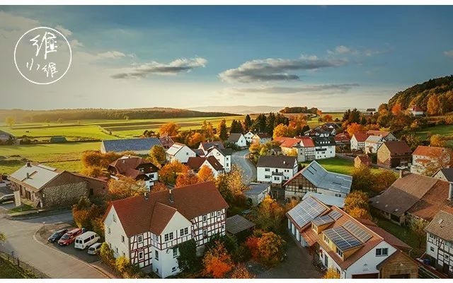 在老家有三套房,在小县城里有3套房