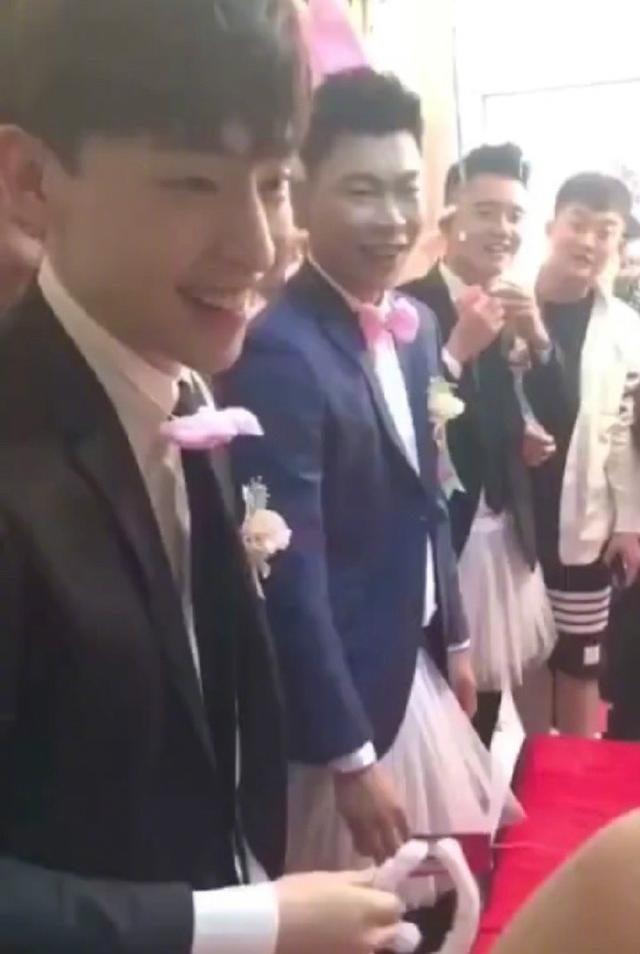邓伦回老家当伴郎,网传其豪送99万份子钱,本人懵了:啥情况?