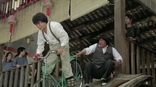 成龙喜剧动作片刺激幽默观众欢乐,成龙表演过的危险特技电影