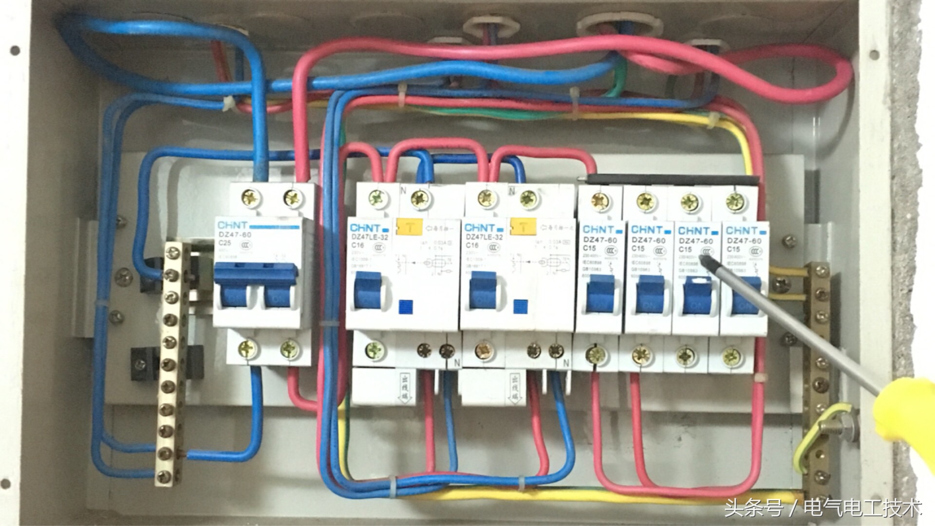 配电箱带电：火线零线地线怎么接？哪个先？老电工：接线顺序很重要