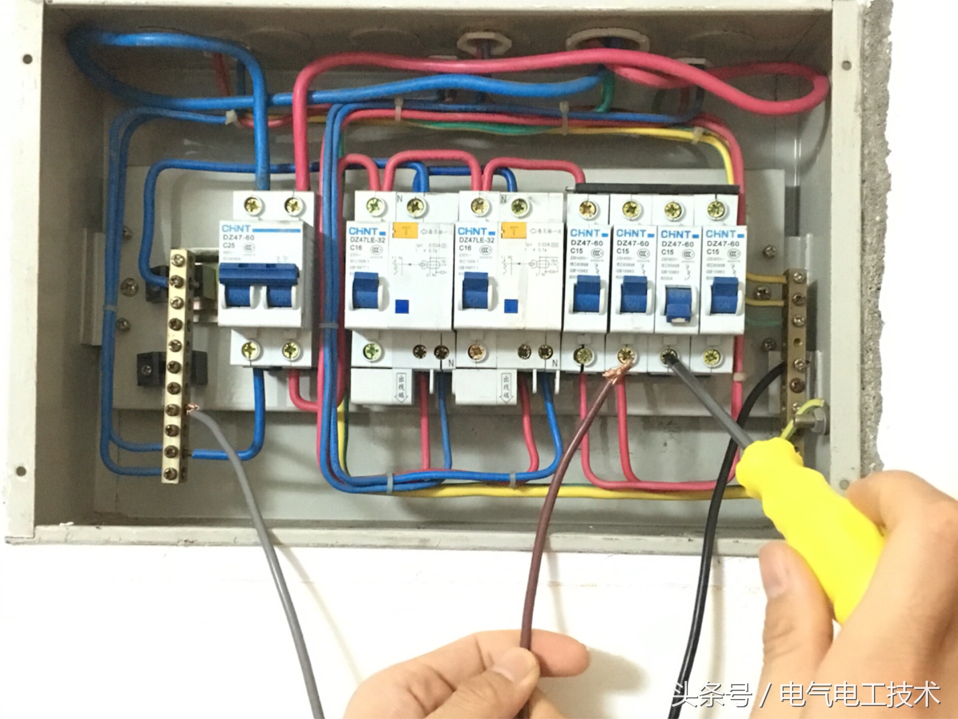 配电箱火线零线地线怎么接,家庭配电箱火线零线地线的接法