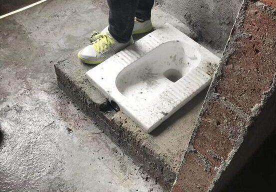 卫生间为什么要垫高,装修卫生间蹲坑一定要抬高吗