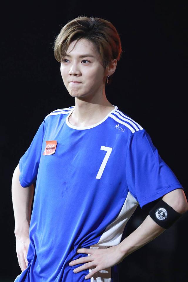 鹿晗擦汗,鹿晗踢球应援震惊全场