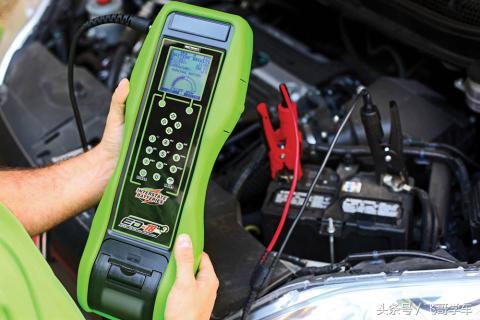 奔驰gla200辅助蓄电池更换教程,不小心发现汽车电瓶亏电怎么办