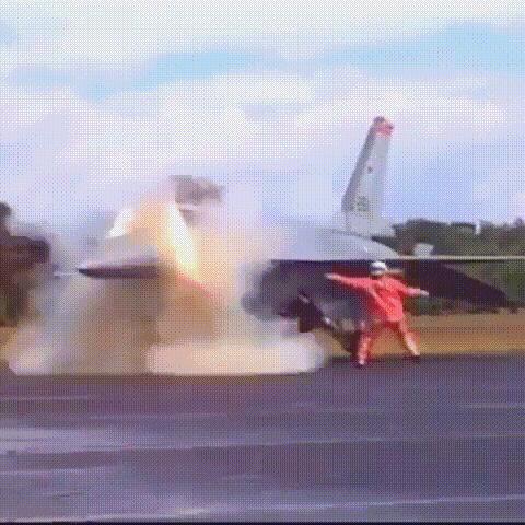 每天一贱：妹子挤完地铁，裤子就成这样了