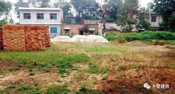 农村大叔自建房低成本,农村花30万建的小别墅