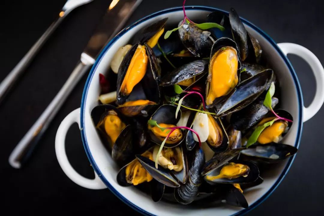 这只“大公鸡”一开业就王炸，5000瓶限量好酒碾压沙雕土豪！