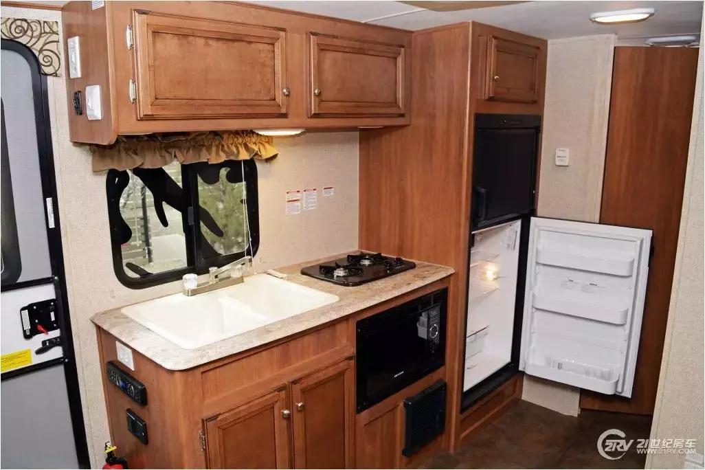 能在各种环境下开的越野房车,军卡车改装房车