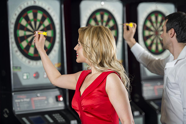 飞镖运动成人,飞镖适合学生党吗