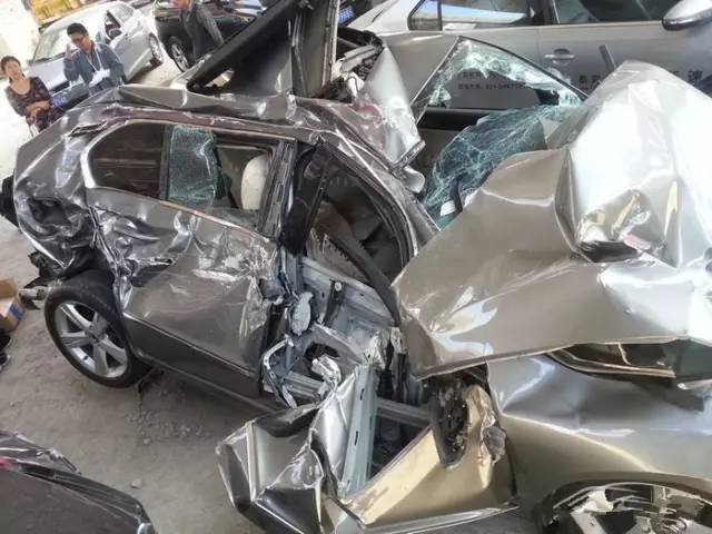 百万豪车被人丢弃,千万级豪车被遗弃