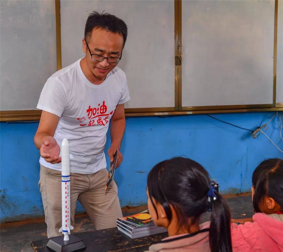 一群外来人带着「梦想」的旅行箱，打破了山娃娃们的平静生活……