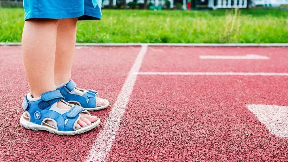 宝宝鞋选错的后果,孩子穿偏大尺码的鞋有害处