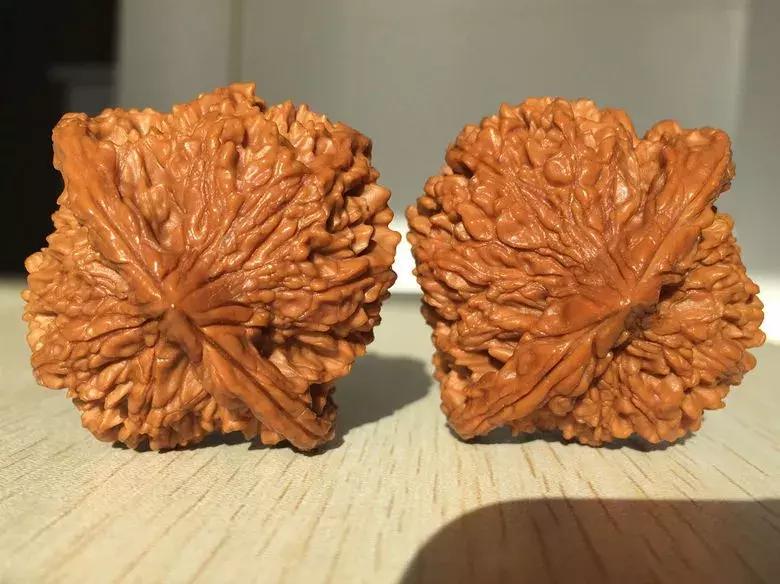 文玩核桃满天星盘出柿子红的包浆长这样