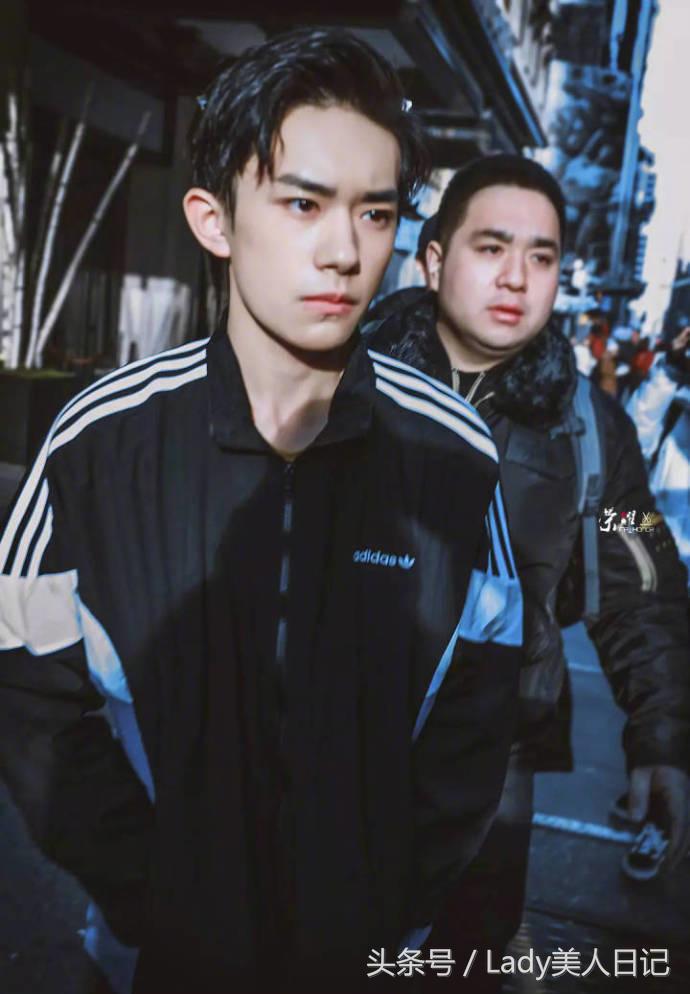 王俊凯芭莎封面,王俊凯近期穿搭