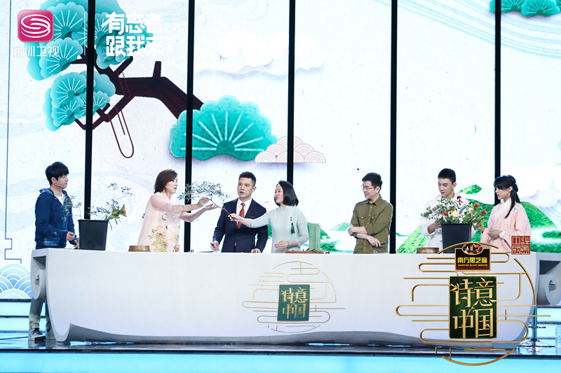 《诗意中国》“群芳谱”今晚营业名侦探潘粤明白日“追”花